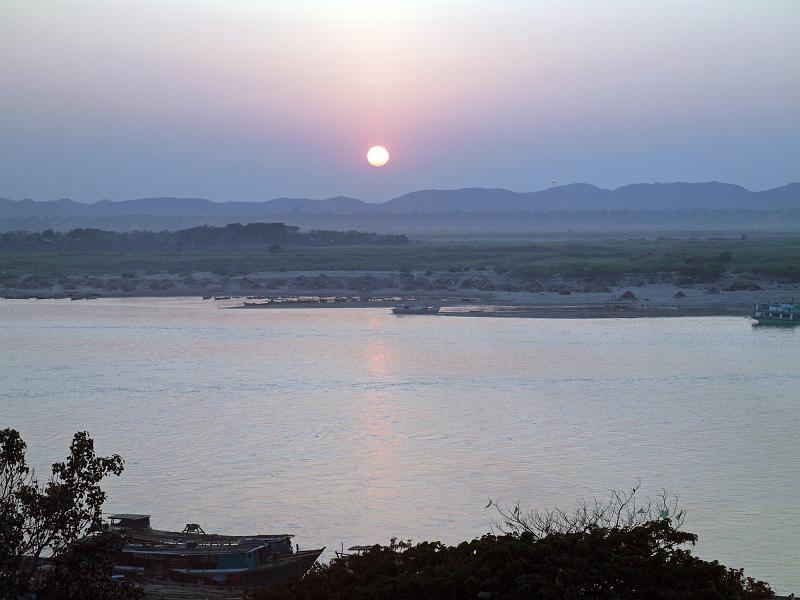 Burma III-070-Seib-2014.jpg - Sunset at the Ayeyarwaddy River in Mandalay (Photo by Roland Seib)